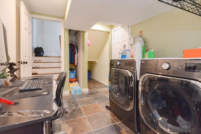 laundry room featuring laundry area, baseboards, and washer and clothes dryer