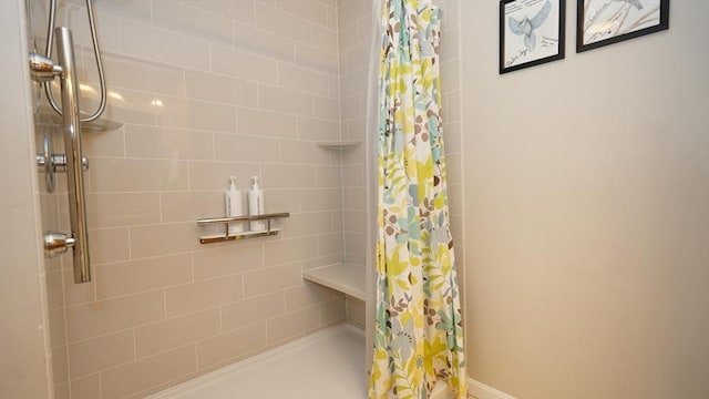 bathroom featuring a shower with shower curtain