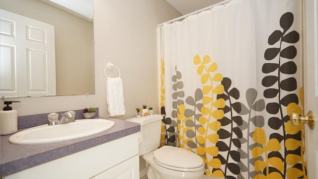 bathroom with a shower with curtain, vanity, and toilet