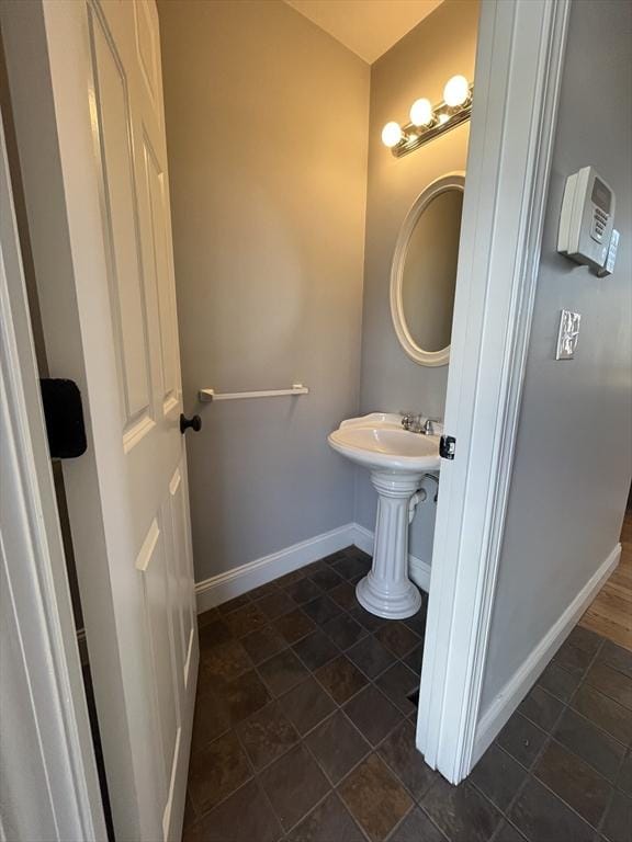 bathroom with baseboards