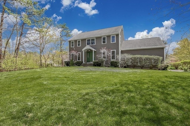 colonial home featuring a front lawn