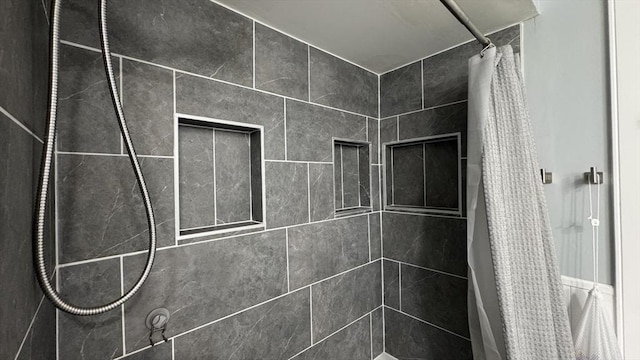 details featuring a shower with shower curtain