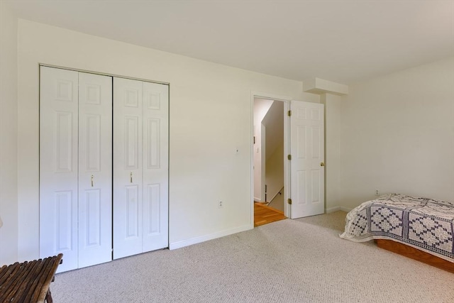 bedroom featuring baseboards, carpet, and a closet