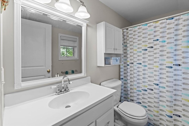 full bathroom with toilet, vanity, and curtained shower