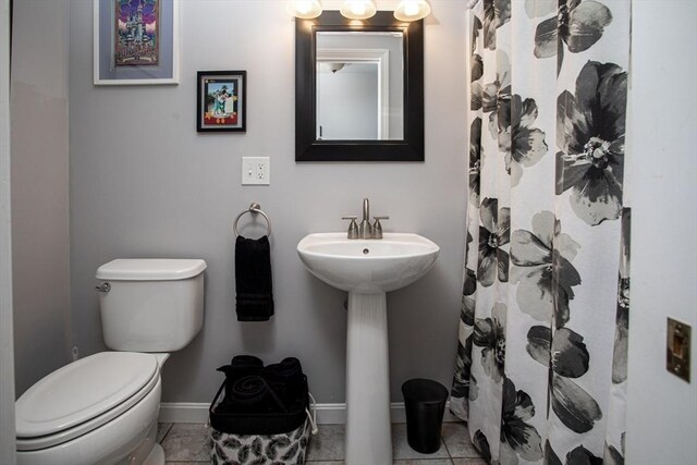 284 Hortonville Rd, Swansea, MA 02777 - full bath with toilet, baseboards, tile patterned floors, and a shower with shower curtain