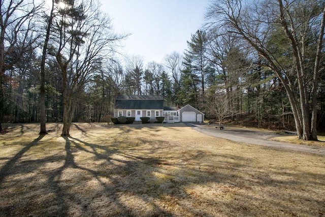 view of front facade featuring a front lawn