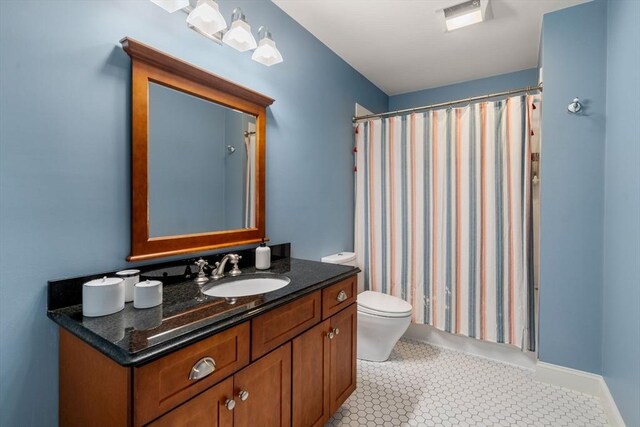 full bathroom featuring vanity, a shower with curtain, toilet, and visible vents
