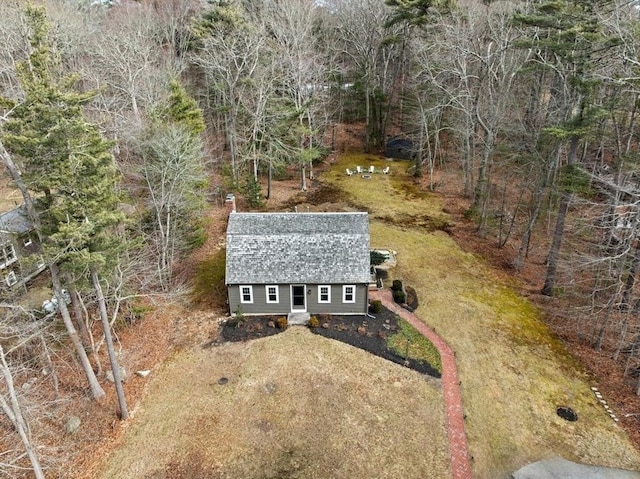 birds eye view of property featuring a forest view