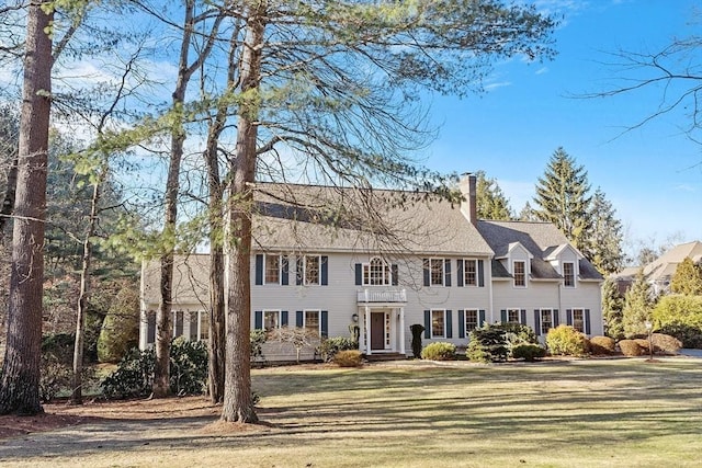 colonial inspired home featuring a front yard