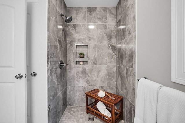 bathroom featuring tiled shower