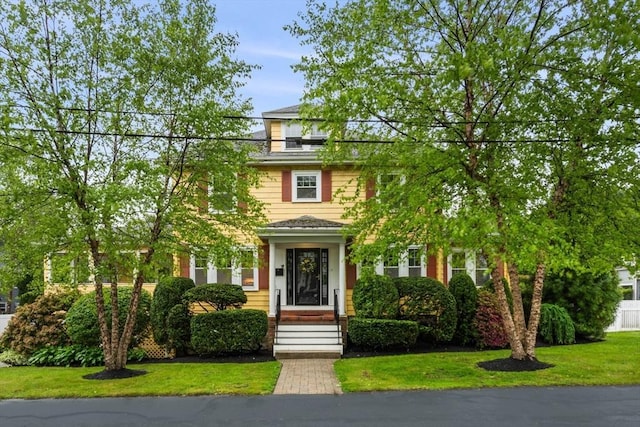 8 Warren Rd, Marblehead, MA 01945 - traditional style home with a front lawn