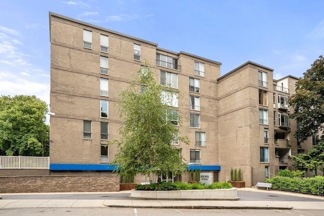 view of apartment building / complex