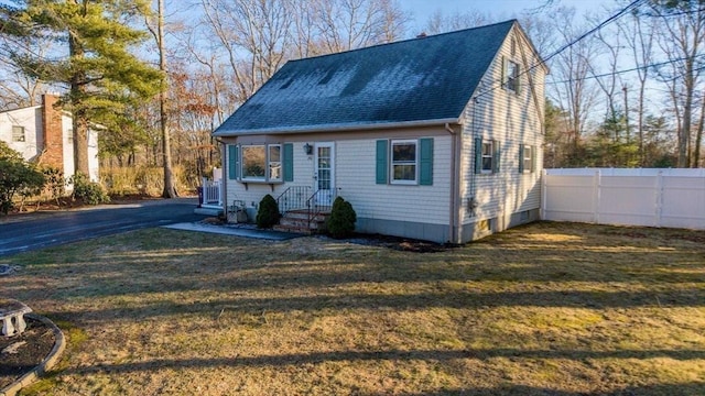 view of front of property featuring a front yard