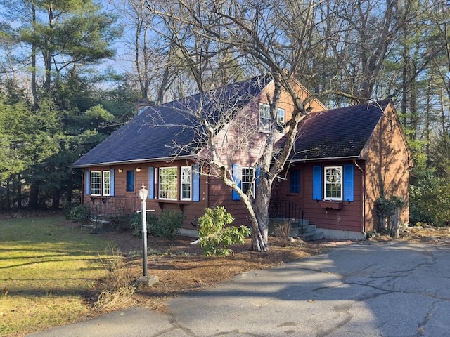 view of front of home featuring a front lawn