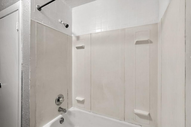 429 Mechanic St, Leominster, MA 01453 - bathroom featuring shower / tub combination