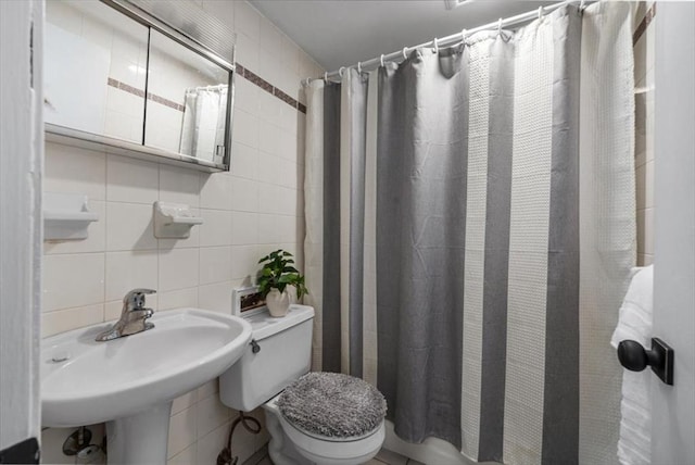 267 Neck St Unit 5A, Weymouth, MA 02191 - full bath featuring tile walls, toilet, curtained shower, and a sink