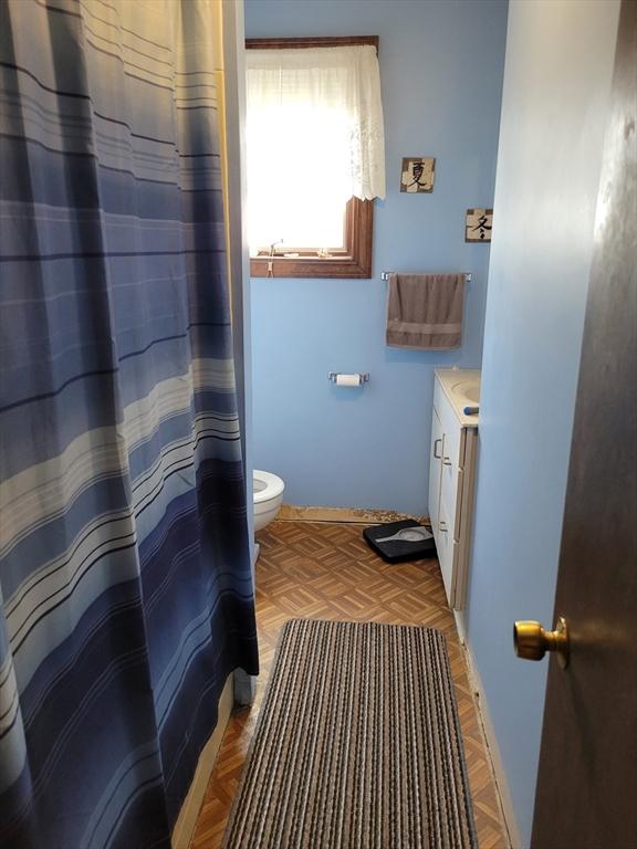 314-316 Dartmouth St, New Bedford, MA 02740 - bathroom with toilet, vanity, and curtained shower