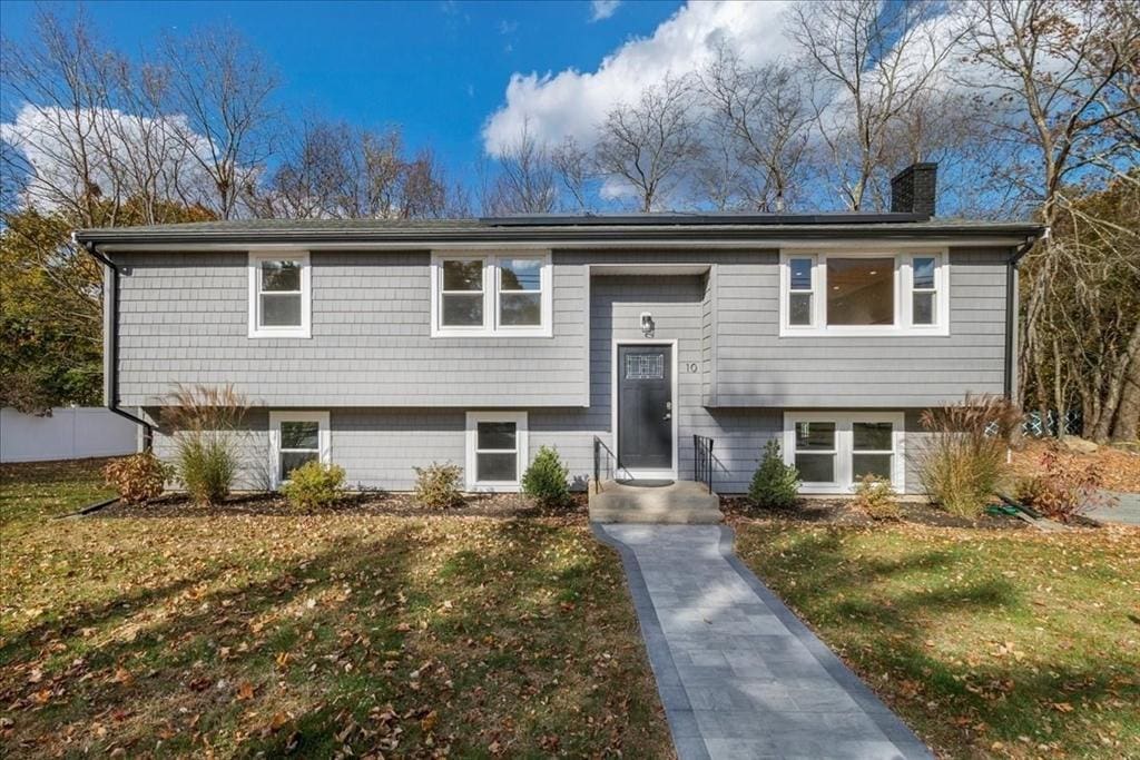 bi-level home featuring a front lawn