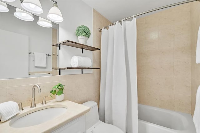 full bathroom featuring vanity, shower / tub combo with curtain, toilet, and tasteful backsplash