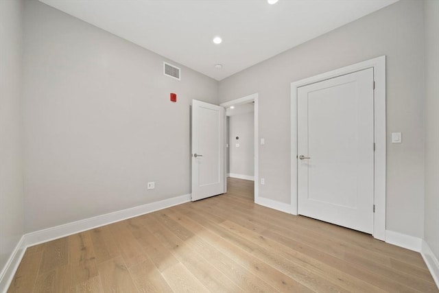 unfurnished bedroom featuring recessed lighting, visible vents, light wood-style flooring, and baseboards