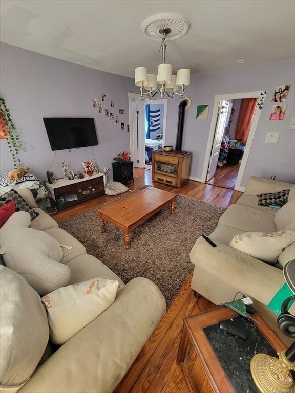 living area featuring a chandelier and wood finished floors