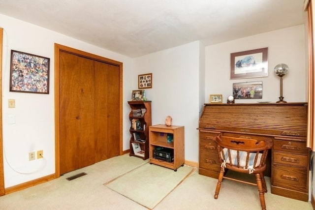 living area featuring carpet, visible vents, and baseboards