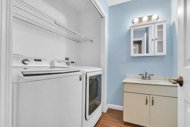 laundry room with sink, dark wood-type flooring, and independent washer and dryer