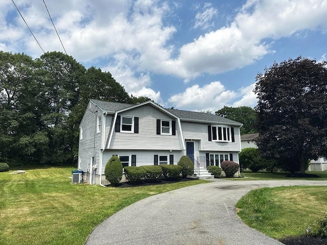12 Sandra Ave, Burlington, MA 01803 - split foyer home featuring curved driveway and a front yard
