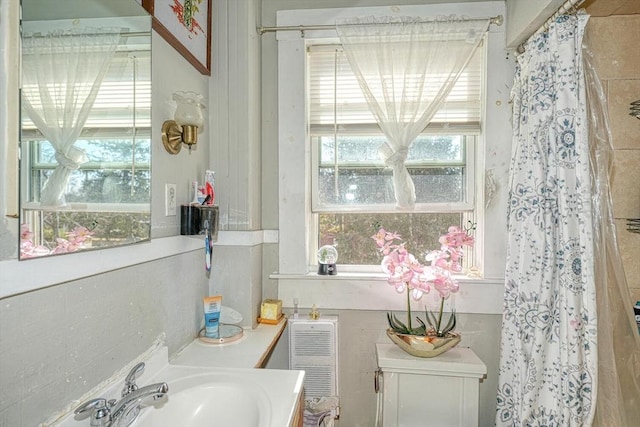 bathroom featuring a sink