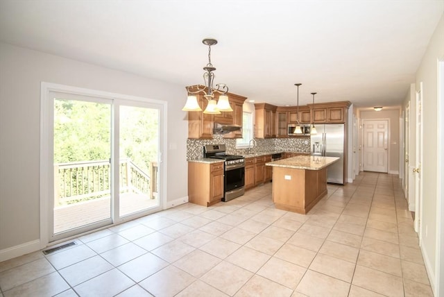12 Kestrel Ln Unit 7, Westford, MA 01886 - kitchen with stainless steel appliances, under cabinet range hood, tasteful backsplash, a sink, and a kitchen island