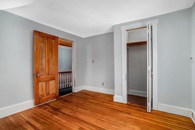 unfurnished bedroom featuring light wood-type flooring and a closet