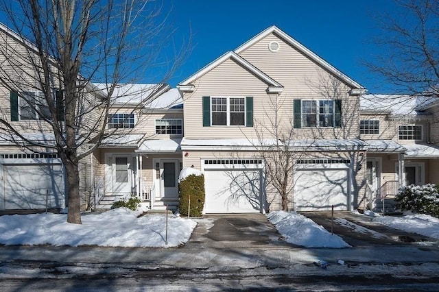 view of front property featuring a garage