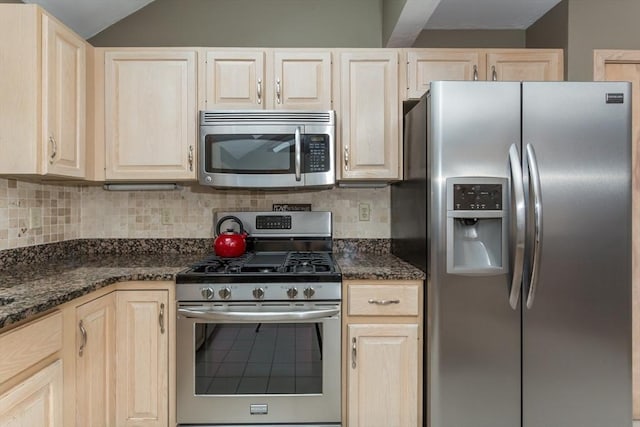 3 Dogwood Cir Unit 3, Franklin, MA 02038 - kitchen with appliances with stainless steel finishes, light brown cabinets, decorative backsplash, and lofted ceiling
