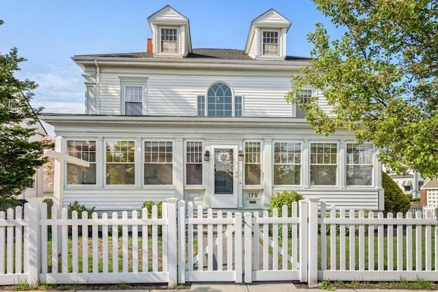 view of front of house with a fenced front yard