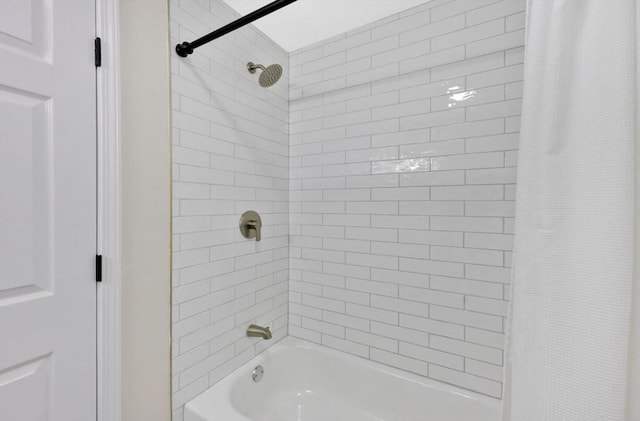 bathroom with shower / bath combo