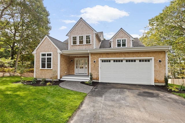 view of front of property featuring a front lawn