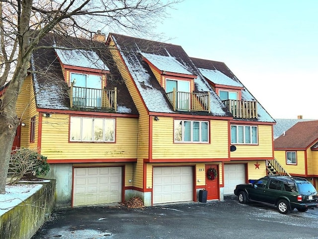 view of front of home featuring a balcony