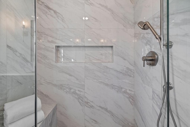 bathroom featuring a tile shower