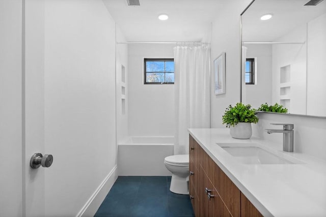 full bathroom with toilet, vanity, and shower / bath combo