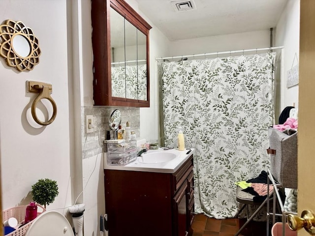 full bath featuring visible vents, backsplash, vanity, and a shower with shower curtain