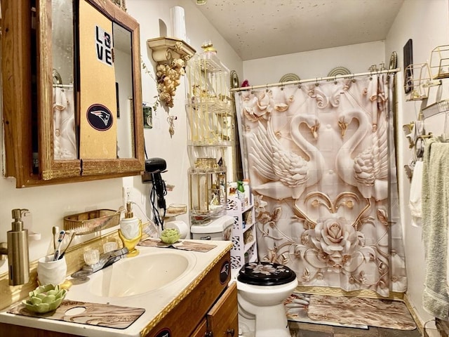 full bath featuring a shower with curtain, vanity, and toilet