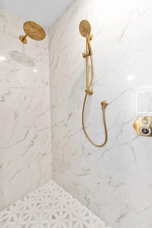 bathroom featuring a tile shower