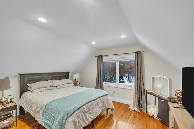 bedroom featuring light wood-style floors, lofted ceiling, baseboards, and recessed lighting