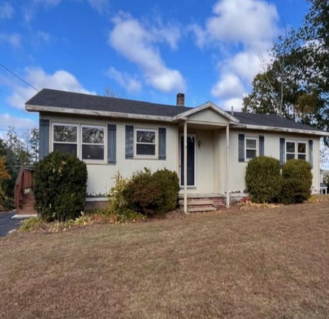 view of front of house featuring a front lawn