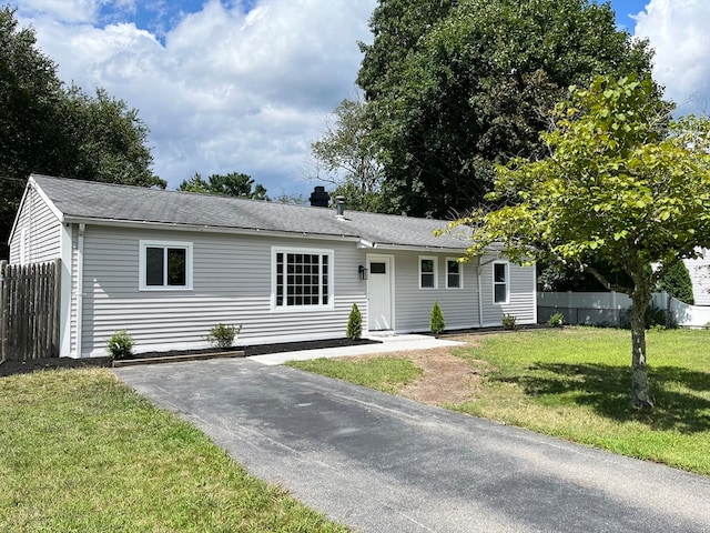 ranch-style home with a front yard