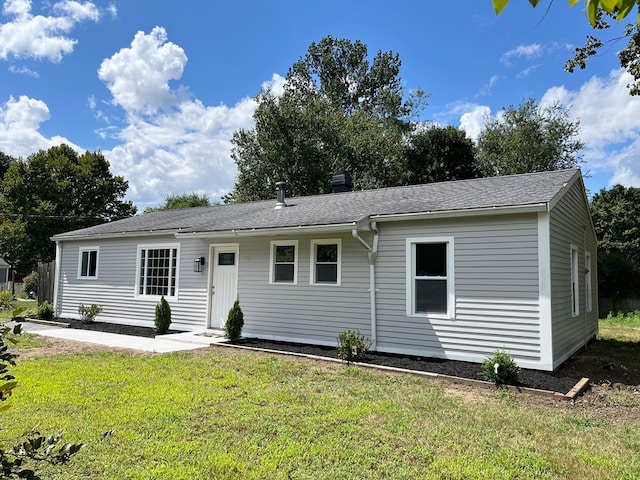 view of front of property featuring a front yard