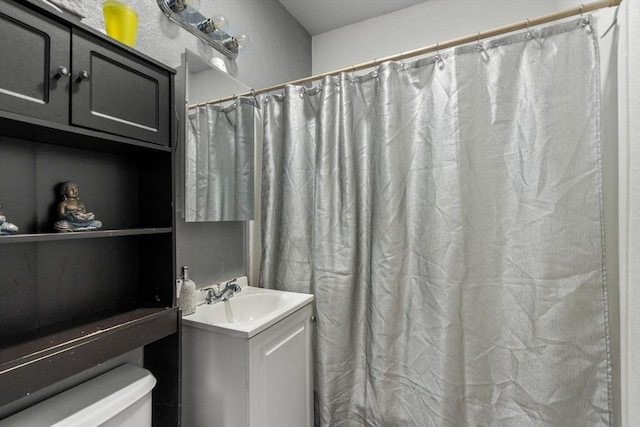 404-406 Franklin St, Springfield, MA 01104 - full bathroom featuring vanity, toilet, and a shower with curtain