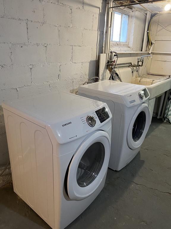 washroom with washing machine and dryer