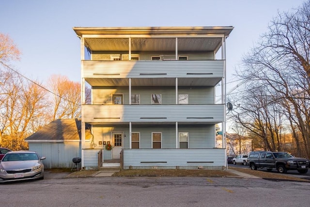 view of front of property featuring a balcony and a porch