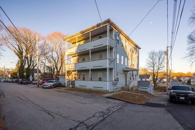 view of front of property featuring a balcony